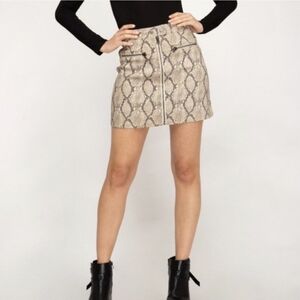 Boutique Brand She+Sky Vegan Leather Look Snakeskin Print Mini Skirt Size Medium